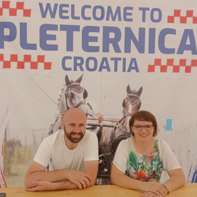 0Konjički